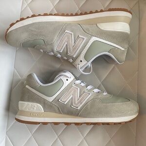 New Balance 574 in moss green and Beige Sneakers
